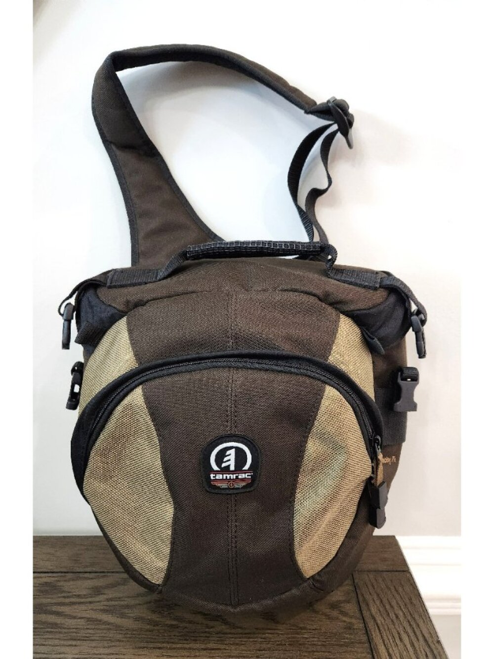 Tamrac Velocity 7x Sling Bag SLR Camera Bag Adjustable Shoulder Strap 5767 Brown